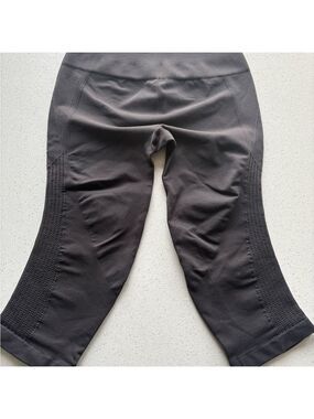 Lululemon ladies Gray Cropped Leggings - most likely a size 4